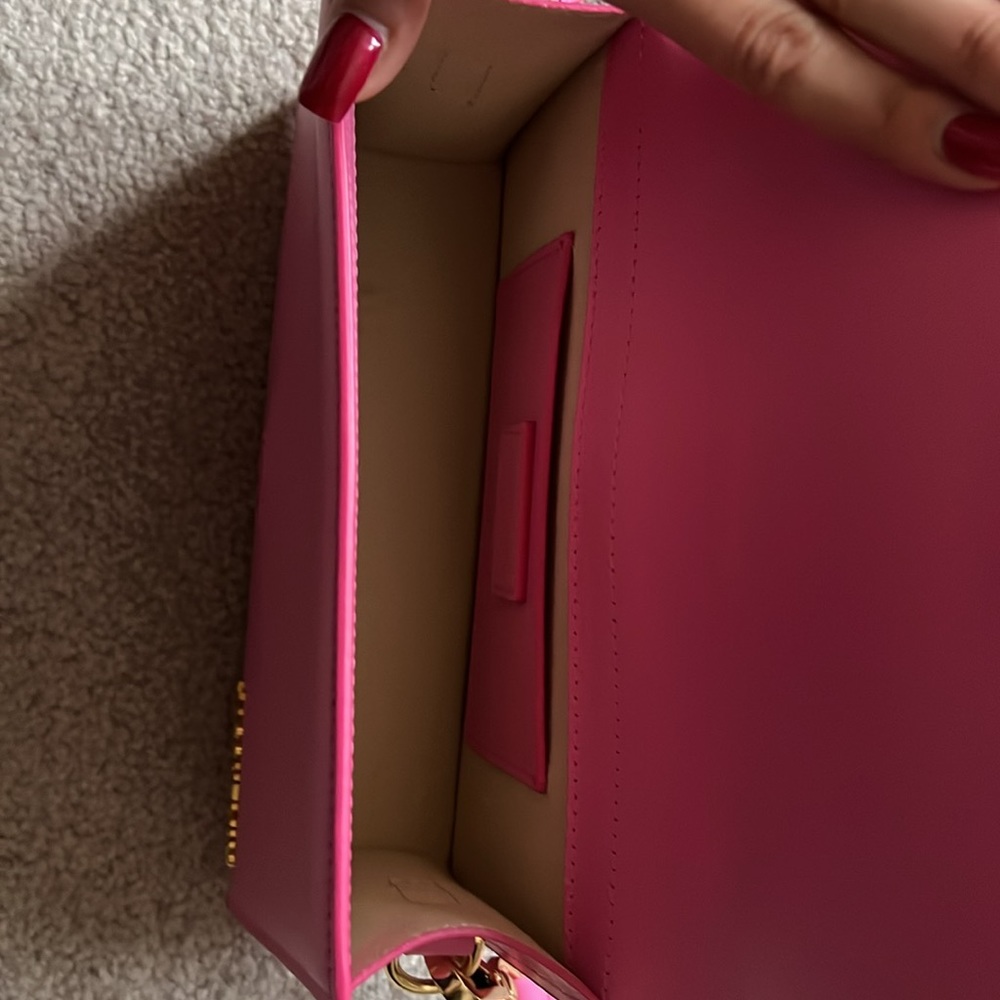 Handbag with adjustable crossbody strap

- Small handle
- Removable strap - Picture 3 of 6